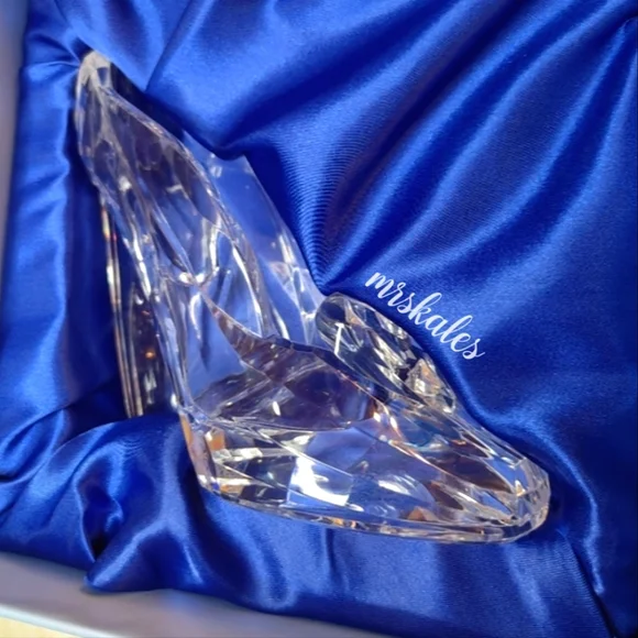 Cinderella Glass Slipper Brush Storage - Picture 13 of 16